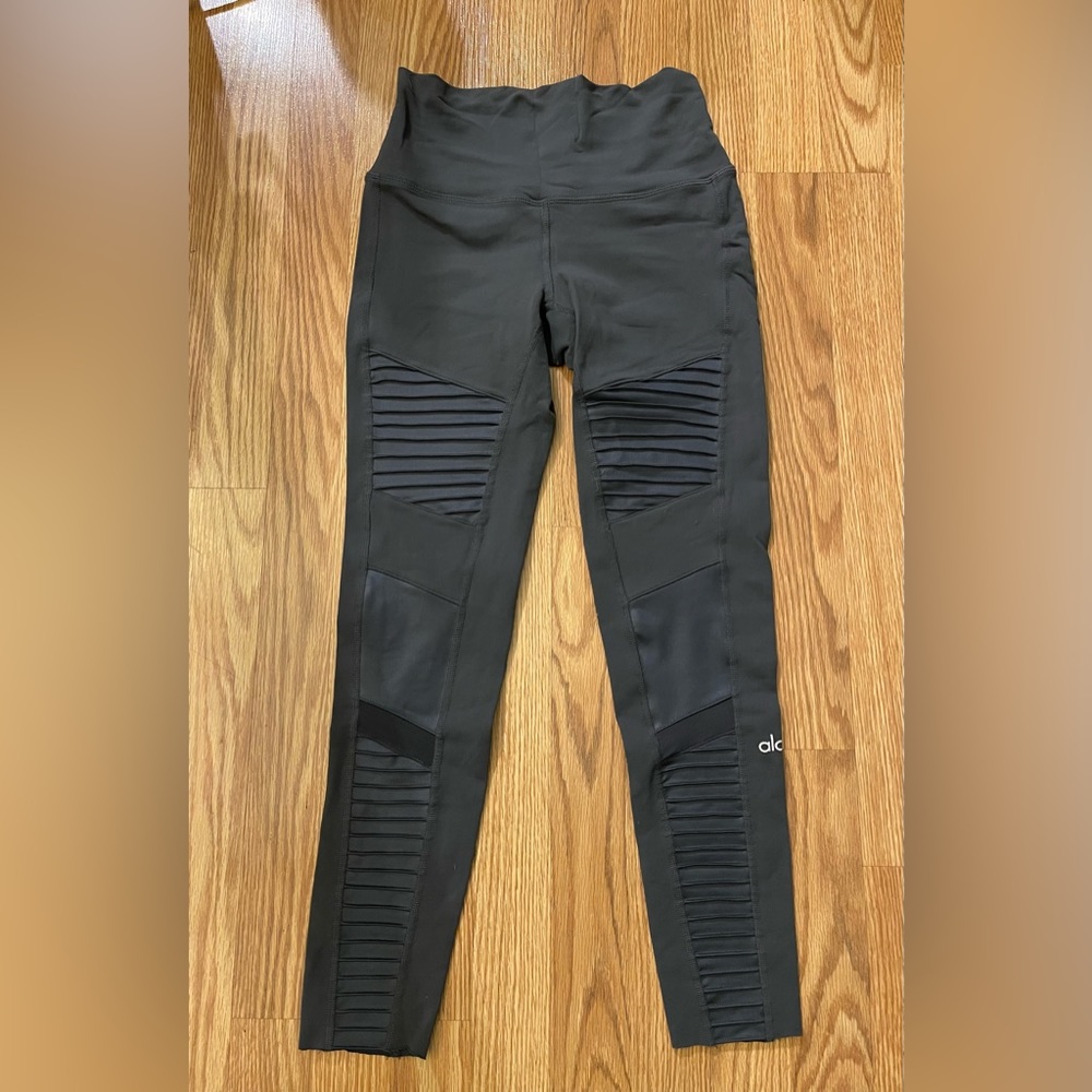 Alo Yoga grey motto legging.  Size small.  Never worn.